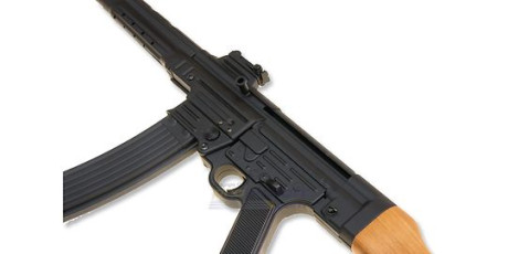 4,5 kg.Extremadamente fiel al arma de la 2 GM. Velocidad 120 m/s.Perfecta tiro lúdico en casa hasta 12-15 00
