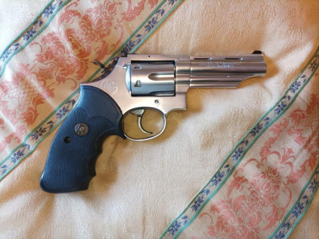 Buenas a todos.
Vendo revolver Llama Comanche III en calibre.357 Magnum
El revolver está en muy buenas 01