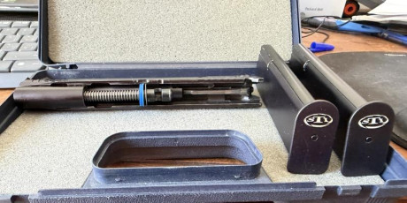 Kit del calibre 22 de STI para armas 1911.
Dos cargadores. Estado Excelente. Apenas usado.

Kit de muy 00