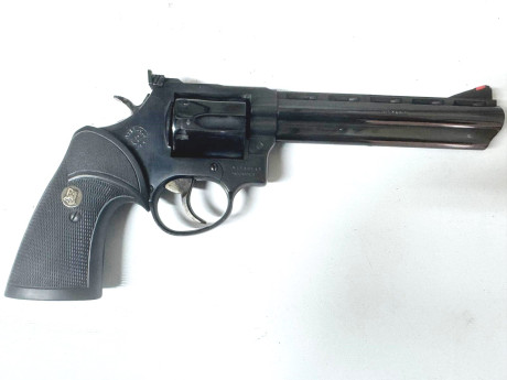 Un buen amigo vende este Revolver Guiado en Licencia de Tiro Deportivo   F 

Se trata de un   REVOLVER 01