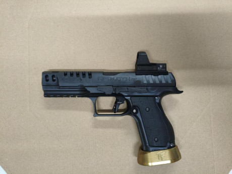 Se vende pistola WALTHER Q5 MACTH SF BLACK RIBBON. Guiada en el 04/2024 , tendra como 1000 tiros como 00