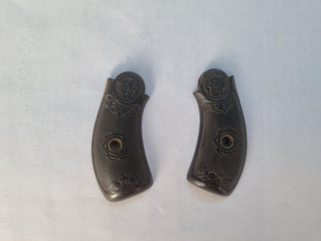 Se vende cachas de revolver antiguo pequeño. Precio 15 euros. Tlf.607609326 01