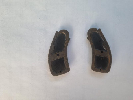 Se vende cachas de revolver antiguo pequeño. Precio 15 euros. Tlf.607609326 00