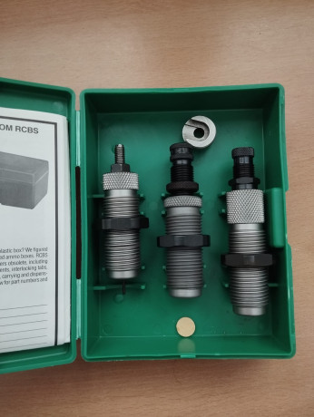Vendo dies RCBS cal. 44-40. Usados una sola vez para recargar 100 cartuchos. Además incluye sujetavainas 00