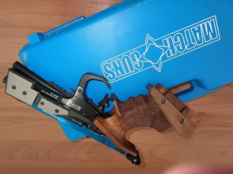 Vendo pistola calibre 32 para fuego central, con su maletin y dos cargadores. Cacha de nogal, talla M 02