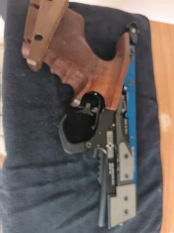 Vendo pistola calibre 32 para fuego central, con su maletin y dos cargadores. Cacha de nogal, talla M 11