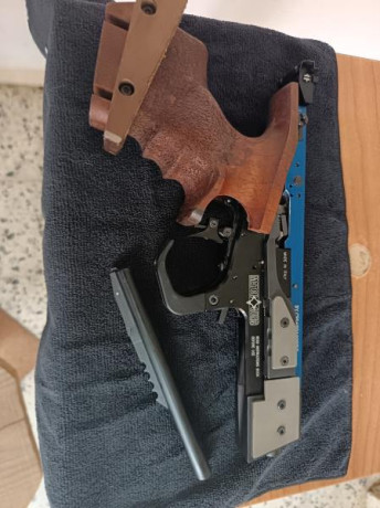 Vendo pistola calibre 32 para fuego central, con su maletin y dos cargadores. Cacha de nogal, talla M 10