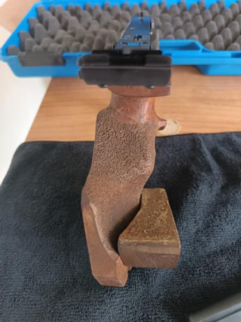 Vendo pistola calibre 32 para fuego central, con su maletin y dos cargadores. Cacha de nogal, talla M 20