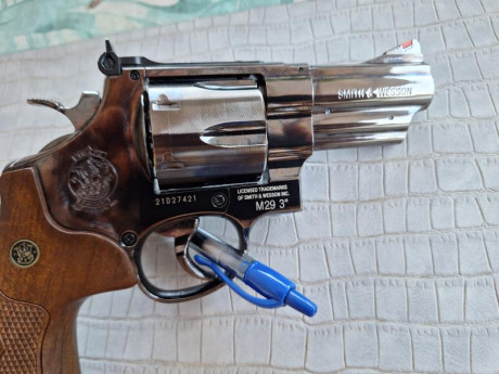 Buenos días compañeros,

Pongo a la venta esta magnífico revolver de Umarex de cañón de 3" con munición 22