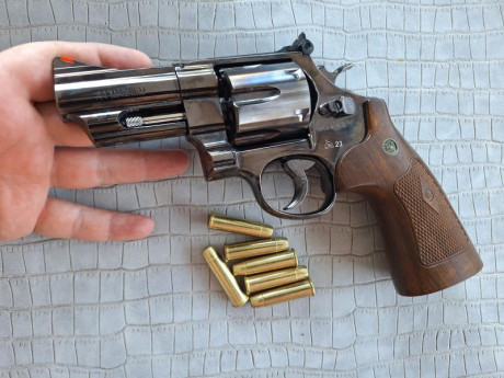 Buenos días compañeros,

Pongo a la venta esta magnífico revolver de Umarex de cañón de 3" con munición 30