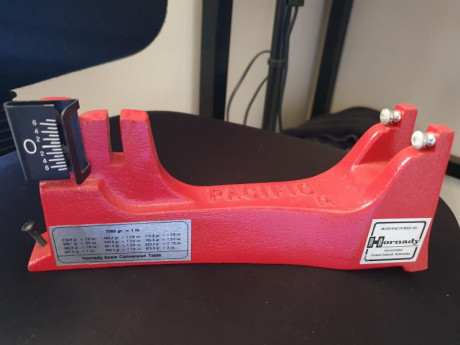 Base de la Balanza de precisión Hornady Pacific.

- Incluye tabla de conversión de granos a onzas. 01