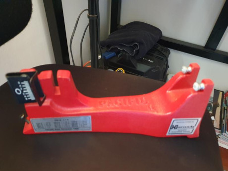 Base de la Balanza de precisión Hornady Pacific.

- Incluye tabla de conversión de granos a onzas. 00