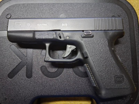 Hola. 
Vendo pistola Glock 19 de Segunda Generación.  Con dos cargadores, uno de ellos +2.
Boyon de extracción 00