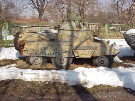 curiosa combinación....
 t55hell-1.jpg 
 t55hell-2.jpg 
 t55hell-3.jpg 

barcaza T55 con torre de M18 72