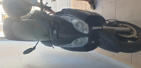 pues eso quisiera hacer un cambio de un ciclomotor piaggio x7 300 año 2011 por un rifle.
tiene la itv 02