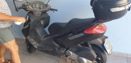 pues eso quisiera hacer un cambio de un ciclomotor piaggio x7 300 año 2011 por un rifle.
tiene la itv 01