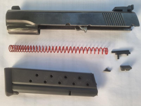 Se vende kit de 9 mm. Parabellum NORINCO para pistola 1911, cargador y alza regulable de un solo uso. 01