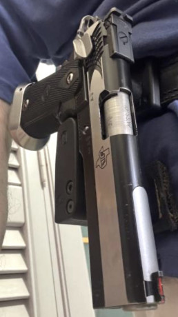 Se ofrece una magnífica STI Apeiro, calibre 40 SW,  5 cargadores STI, aletas seguro doble Alpha, botón 12