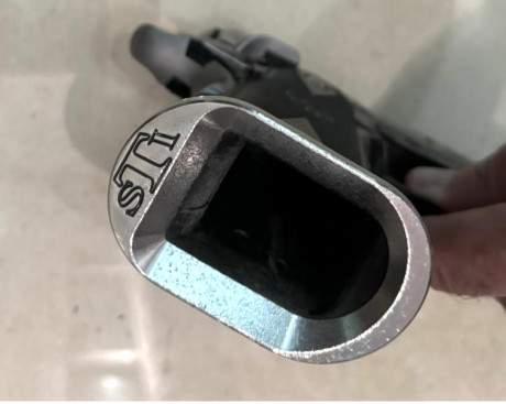 Se ofrece una magnífica STI Apeiro, calibre 40 SW,  5 cargadores STI, aletas seguro doble Alpha, botón 11