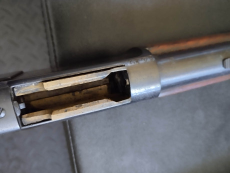 Arma original, guiada en AE, con certificado de BOPE.
Madera en perfecto estado. Fue re pavonado en algún 20