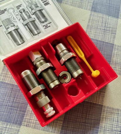 Sin uso
Un Die para recalibrar en carburo
Un Die para colocar la pólvora a través del expansor, mientras 01