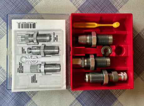 Sin uso
Un Die para recalibrar en carburo
Un Die para colocar la pólvora a través del expansor, mientras 00