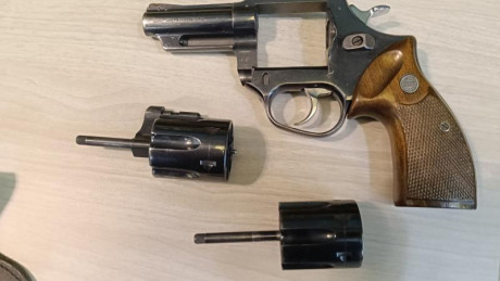 Vendo o cambio por algo de mi interés revólver ASTRA POLICE guiado en F. 

Dos tambores, .357 y 9 mm. 12