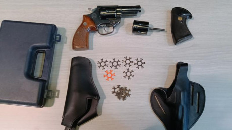 Vendo o cambio por algo de mi interés revólver ASTRA POLICE guiado en F. 

Dos tambores, .357 y 9 mm. 22