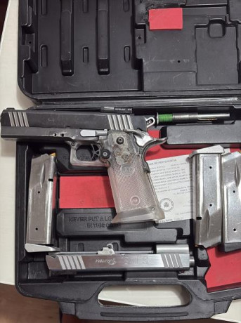 SPS PANTERA 9 pb con corredera y guía del 40 adicional 2 empuñaduras  2 cargadores de cada calibre  y 00