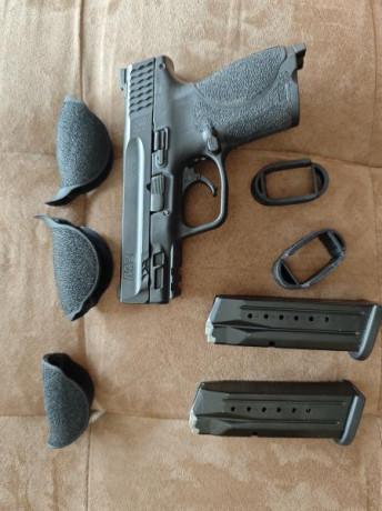 Vendo pistola smith and wesson MP9 2.0 calon de 3,6". Ideal para porte oculto guiada en A.
Pistola 01
