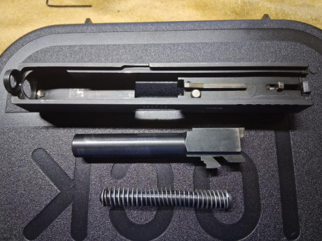 Hola. 
Vendo pistola Glock 19 de Segunda Generación.  Con dos cargadores, uno de ellos +2.
Botón de extracción 50
