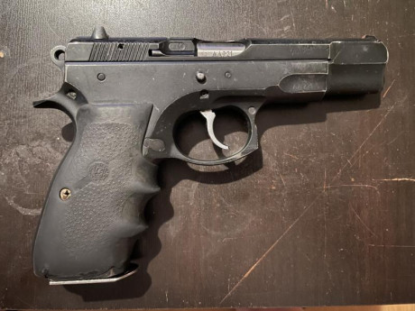 Vendo pistola CZ 75B, no usada para competir, el arma se encuentra en Pamplona, tres cargadores, dos de 01