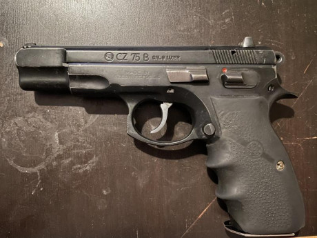 Vendo pistola CZ 75B, no usada para competir, el arma se encuentra en Pamplona, tres cargadores, dos de 00