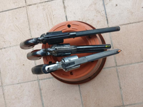 Hola, se vende tres revolveres en muy buen estado
1 Colt Anaconda del 44 Mágnum 400 e
1 Aldo Uberti del 01