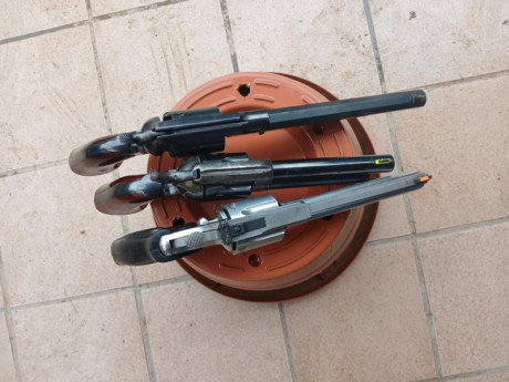 Hola, se vende tres revolveres en muy buen estado
1 Colt Anaconda del 44 Mágnum 400 e
1 Aldo Uberti del 00