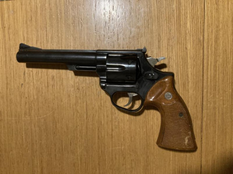 Se vende Astra 44 Magnum, cañón 6 pulgadas, tiene algunos puntos de oxido superficial, nada grave, va 01