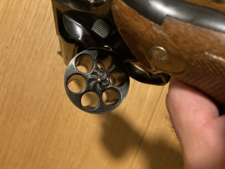 Se vende Astra 44 Magnum, cañón 6 pulgadas, tiene algunos puntos de oxido superficial, nada grave, va 00