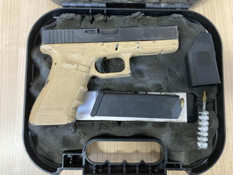 Se vende Glock 17 3Gen, el cuerpo ha sido pintado hace tiempo color arena, tiene marcas de uso y portenem 02