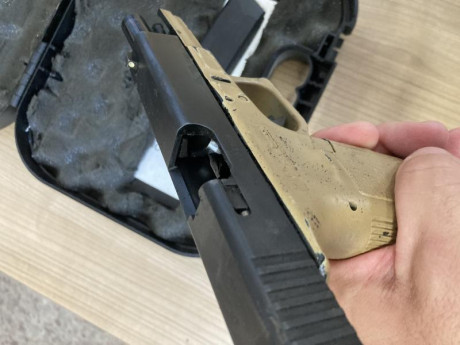 Se vende Glock 17 3Gen, el cuerpo ha sido pintado hace tiempo color arena, tiene marcas de uso y portenem 01