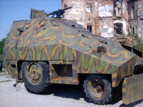 curiosa combinación....
 t55hell-1.jpg 
 t55hell-2.jpg 
 t55hell-3.jpg 

barcaza T55 con torre de M18 140