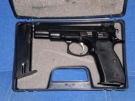 Hola amigos! ya que se muestran tantas armas buenas creo que a los propietarios de una cz 75 se nos tendría 01