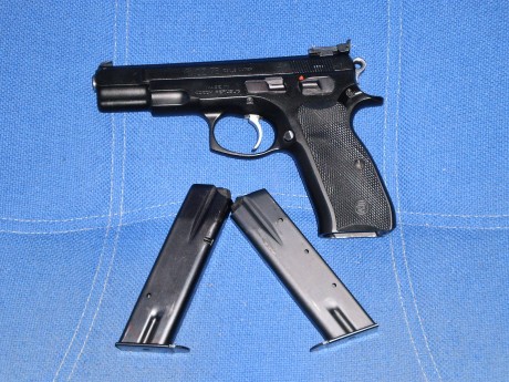 Hola amigos! ya que se muestran tantas armas buenas creo que a los propietarios de una cz 75 se nos tendría 00