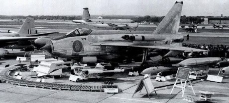No tengo ni idea que han usado para bombardear, ni armamento ni tipo avión, pero como fuese esos F1 que 160