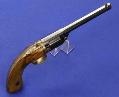 Voy a colocar unas fotos de un arma larga alemana de llave de mecha del siglo XVI. 151