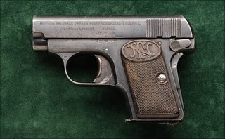 Hola a todos:

He visto una pistola calibre 6,35 que parece una réplica de la FN  Mod. 1905 (FN Borowning 00