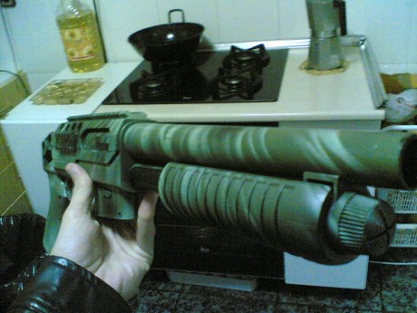 Aquí enriquezco el asunto con unas imagenes de armas pintadas por mi. Si alquien quiere información sobre 10