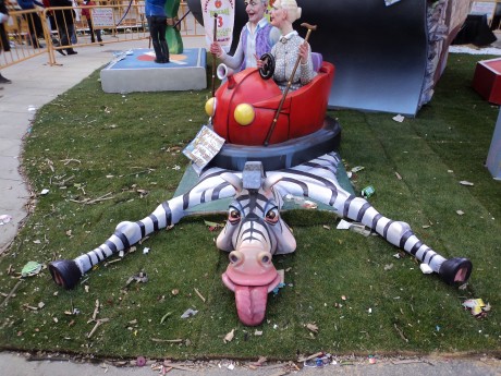Estamos en Fallas, a nuestro querido zebra también lo han “inmortalizado temporalmente”, ya que mañana 00