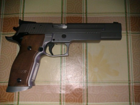 Muy buenas, espero comprarme una 9 mm. y me surje una duda.

Aparte del aluminio, ¿hay alguna diferencia 30