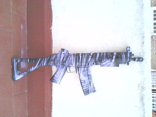 Aquí enriquezco el asunto con unas imagenes de armas pintadas por mi. Si alquien quiere información sobre 142