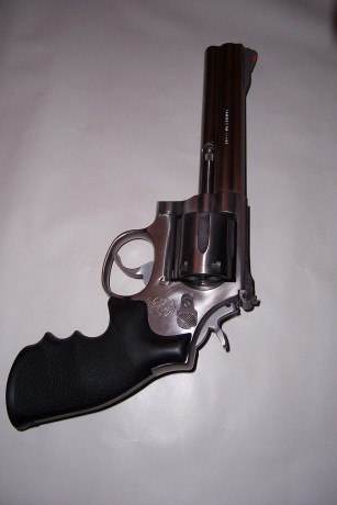 Por favor, ¿ quien me podría ayudar con un problema de mi revolver ?
Tengo un S & W modelo 686 de 50
